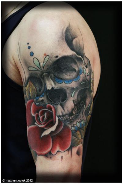 Schulter Blumen Totenkopf Tattoo von Matt Hunt