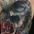 tatuaje Hombro Flor Cráneo por Matt Hunt