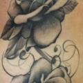 tatuaje Flor Lado Rosa por Matt Hunt