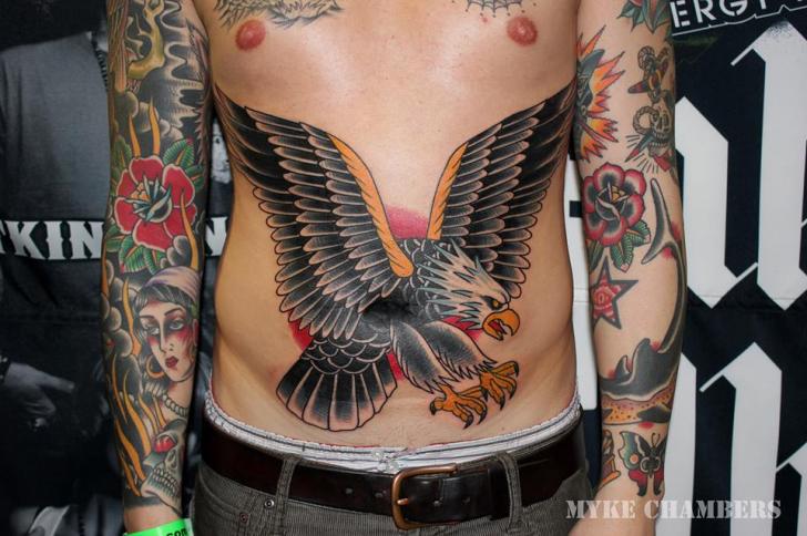 Tatuaje Old School Águila Vientre por Mike Chambers