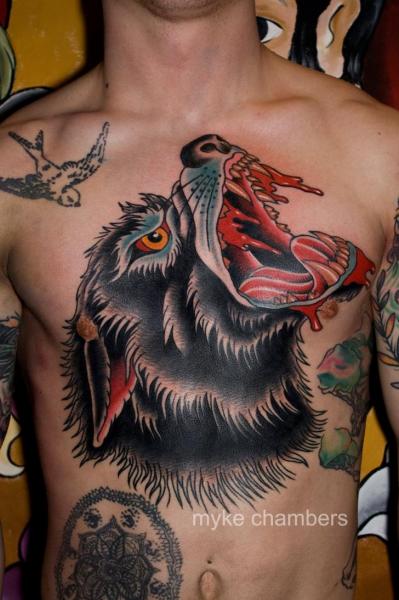 Tatuaje Pecho Old School Lobo por Mike Chambers