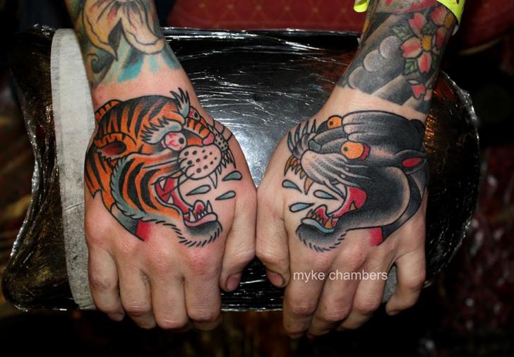 Tatuagem Old School Mão Tigre Pantera por Mike Chambers