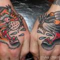tatuaje Old School Mano Tigre Pantera por Mike Chambers