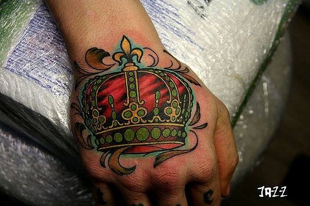Tatuaje Mano Corona por Babakhin