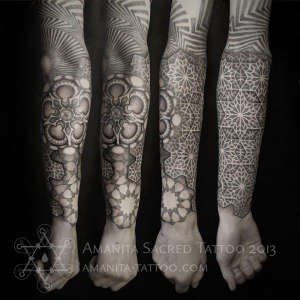Tatuaggio Braccio Dotwork Geometrici di Amanita Tattoo