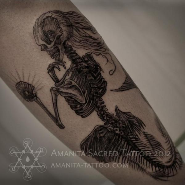 Tatuaje Brazo Dotwork Esqueleto por Amanita Tattoo