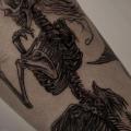 tatuaje Brazo Dotwork Esqueleto por Amanita Tattoo