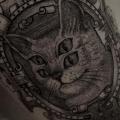 tatuaje Brazo Fantasy Gato Dotwork Medallón por Amanita Tattoo