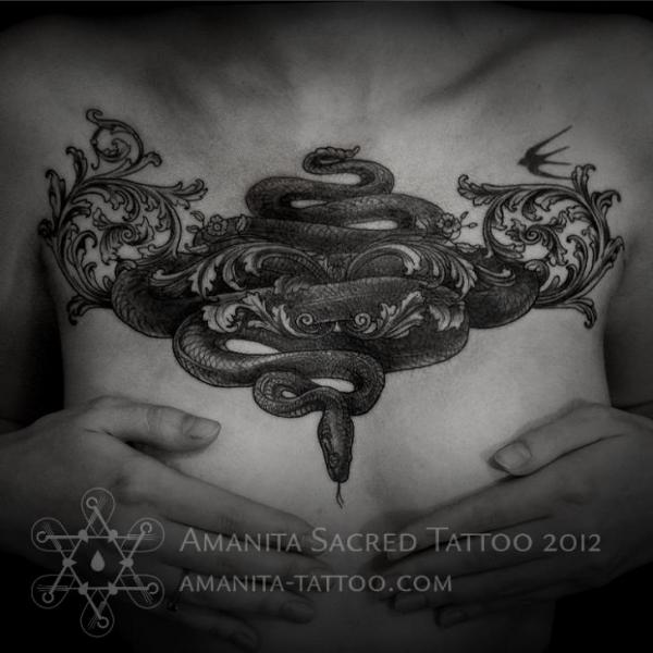 Tatuaje Serpiente Dotwork Pecho por Amanita Tattoo
