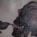 Brust Totenkopf Dotwork Vogel Diamant tattoo von Amanita Tattoo