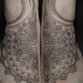 Fuß Dotwork Geometrisch tattoo von Amanita Tattoo