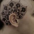 Blumen Kopf Dotwork tattoo von Amanita Tattoo