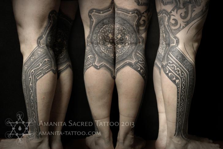 Tatuaggio Polpaccio Gamba Dotwork di Amanita Tattoo