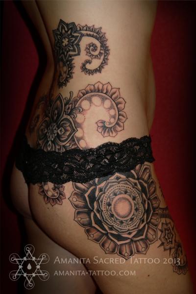 Seite Rücken Dotwork Oberschenkel Tattoo von Amanita Tattoo