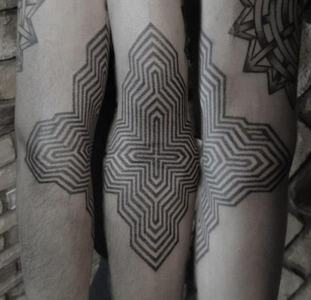 Tatuaje Brazo Dotwork Geométrico por Tattoo Empire