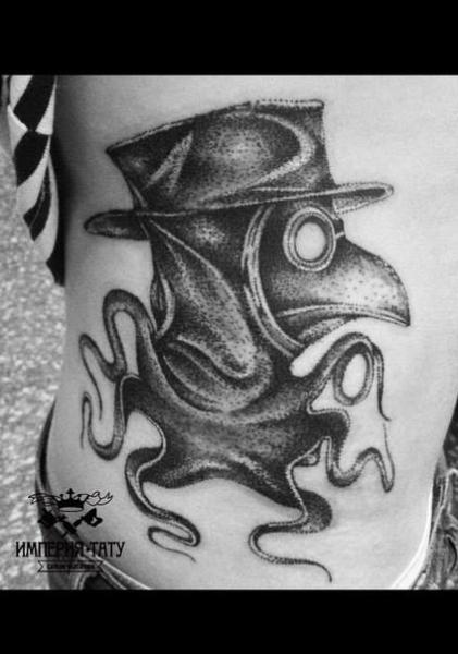 Fantasie Seite Dotwork Krähen Tattoo von Tattoo Empire