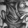 Fantasie Seite Dotwork Krähen tattoo von Tattoo Empire