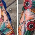Arm Old School Schmetterling Wasseruhr tattoo von Love Life Tattoo