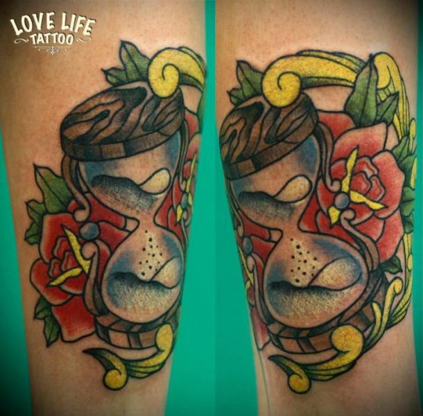 Tatouage Bras Old School Clepsydra par Love Life Tattoo