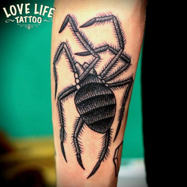 รอยสัก แขน แมงมุม โดย Love Life Tattoo