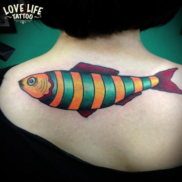 Tatuaje New School Espalda Pescado por Love Life Tattoo