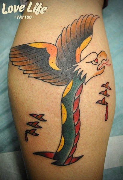 Tatuaggio Serpente Polpaccio Old School Aquila di Love Life Tattoo