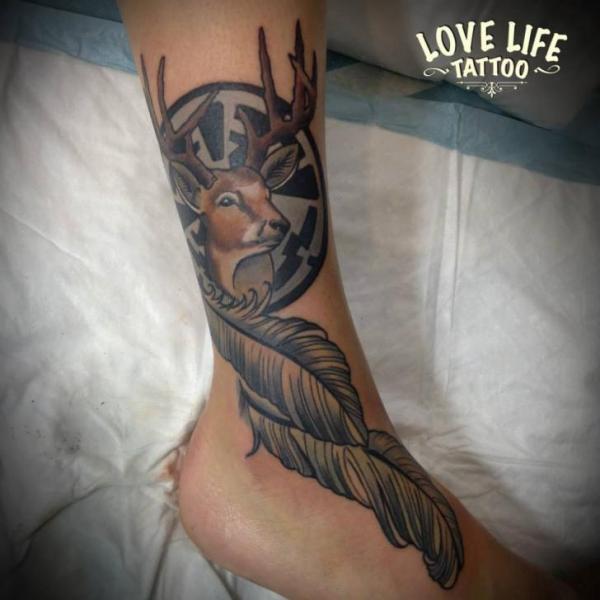 Tatuaje Pie Pluma Ciervo por Love Life Tattoo