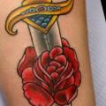 tatuaje Brazo Flor Daga por Magnum Tattoo