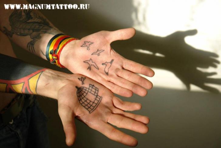 Tatuagem Mão Pássaro Jaula por Magnum Tattoo