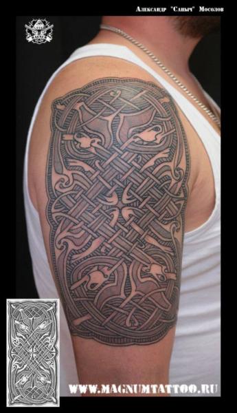 Tatuaje Hombro Tribal Celta por Magnum Tattoo