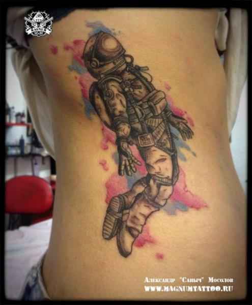 Tatuaggio Realistici Fianco Astronauta di Magnum Tattoo