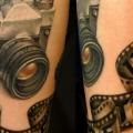 Arm Realistische Kamera tattoo von Style Tattoo