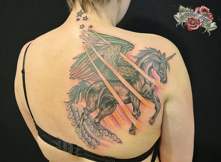 Tatuaje Fantasy Espalda Unicornio por Style Tattoo