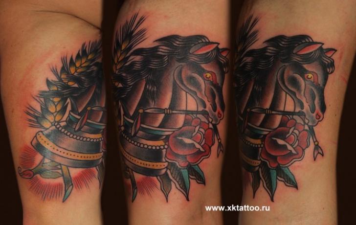 Tatuaż Ręka Old School Szachy Koń przez XK Tattoo