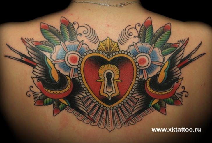 Tatuaje Old School Corazon Espalda Gorrión Bloquear por XK Tattoo