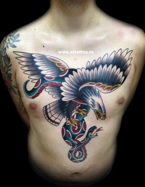 Tatuaje Serpiente Pecho Águila por XK Tattoo