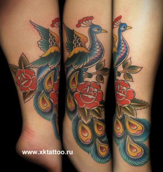 Tatuaje Old School Pierna Pavo Real por XK Tattoo