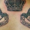 Schwalben Rücken Nacken Krone tattoo von Lacute Tattoo
