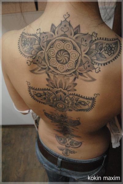 Tatuaje Flor Espalda Dotwork por Baraka Tattoo
