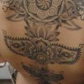tatuaje Flor Espalda Dotwork por Baraka Tattoo