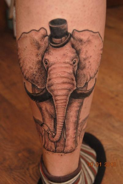 Tatuaggio Polpaccio Elefante Dotwork di Baraka Tattoo