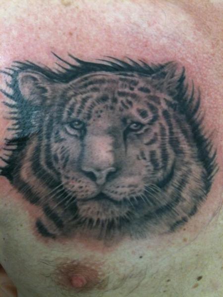 Tatuaje Realista Pecho Tigre por Body Corner
