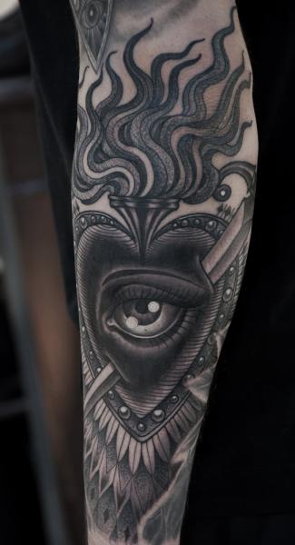 Tatuaje Brazo Corazon Ojo por Saved Tattoo