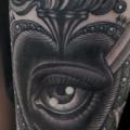 tatuaje Brazo Corazon Ojo por Saved Tattoo