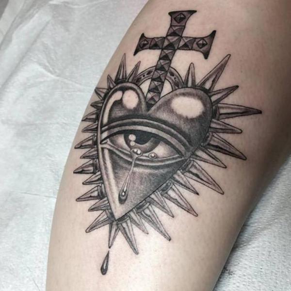 Tatuaggio Braccio Cuore Occhio Croce di Saved Tattoo