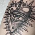 Arm Herz Auge Crux tattoo von Saved Tattoo