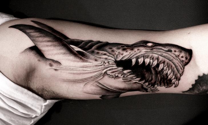 Tatuaje Brazo Realista Tiburón por Saved Tattoo