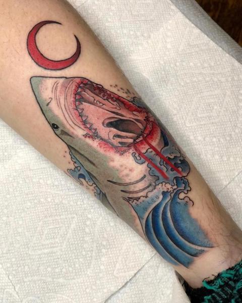 Tatuaje Brazo Tiburón por Saved Tattoo