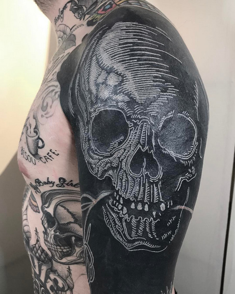 Tatuaje Hombro Brazo Cráneo por Saved Tattoo