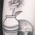tatuaje Brazo Flor Cráneo por Saved Tattoo
